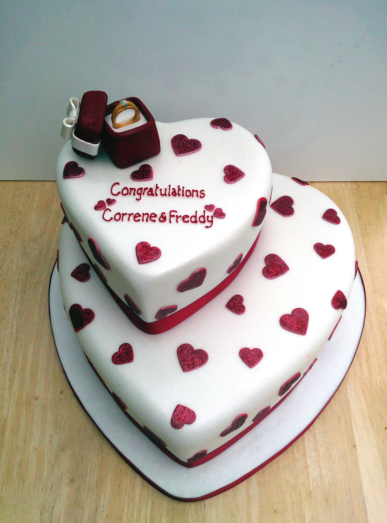 Premium Photo | Wedding cake with red roses