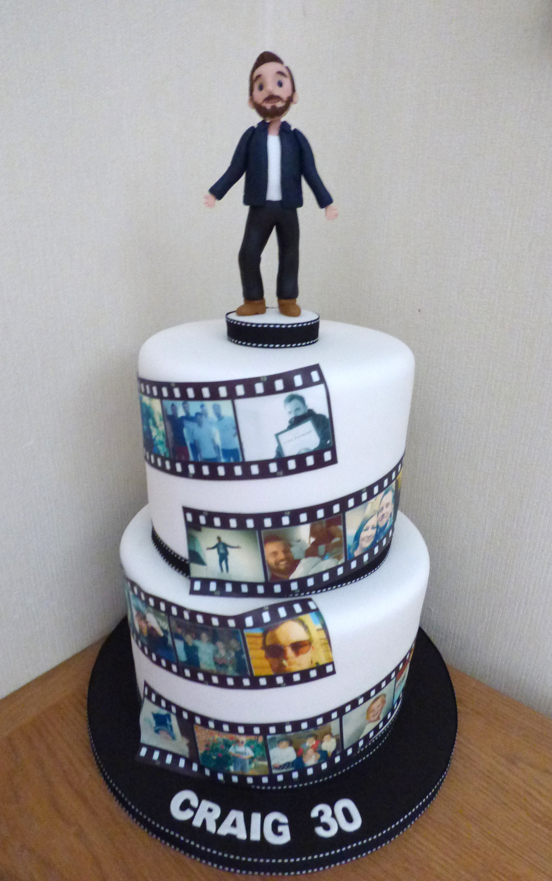 Hollywood Themed Party! Film Reel Cake with Cupcakes! | Happy Cake Studio